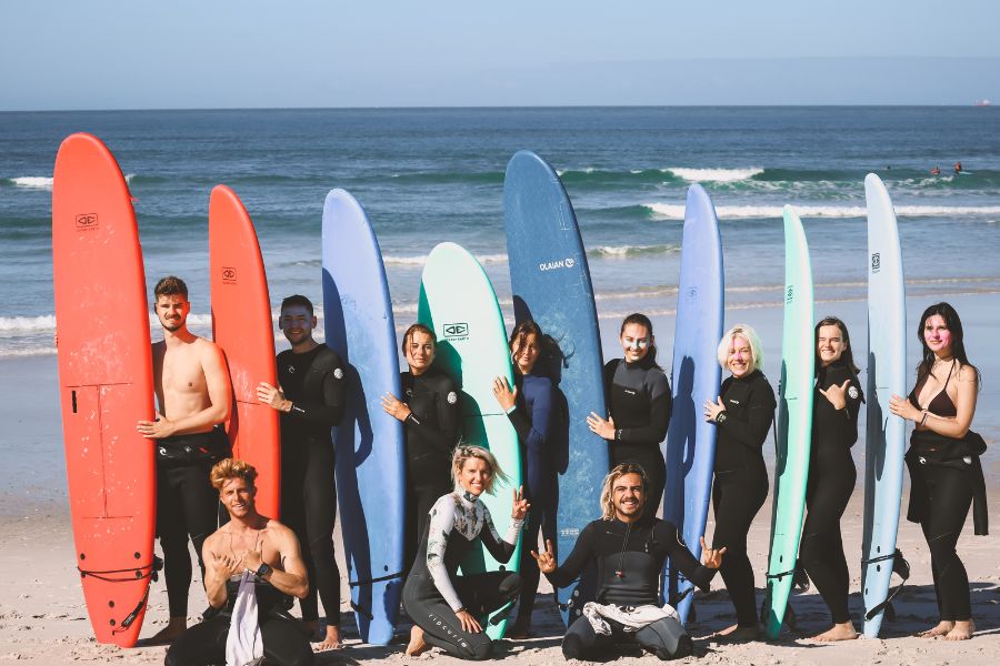 Co zabrać na lekcję surfingu?