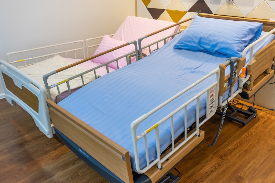 Lepiej wypożyczyć czy kupić łóżko rehabilitacyjne?