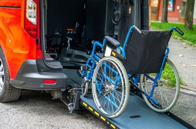 wypożyczalnia samochodów do przewozu osób niepełnosprawnych poruszających się na wózkach